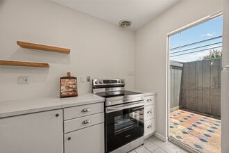 Building Photo - 5056 Glenmont Dr