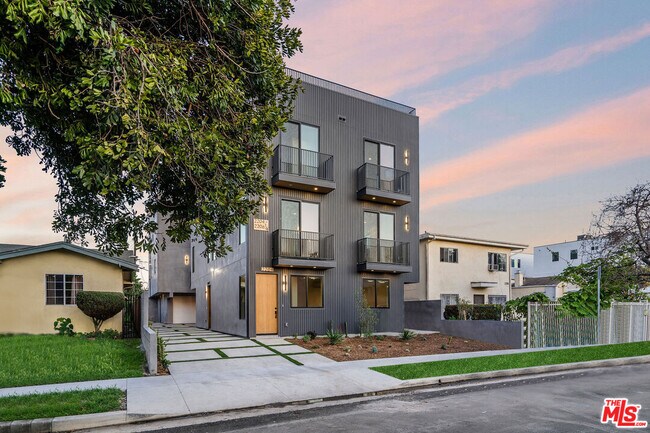 Building Photo - 2204 Carmona Ave