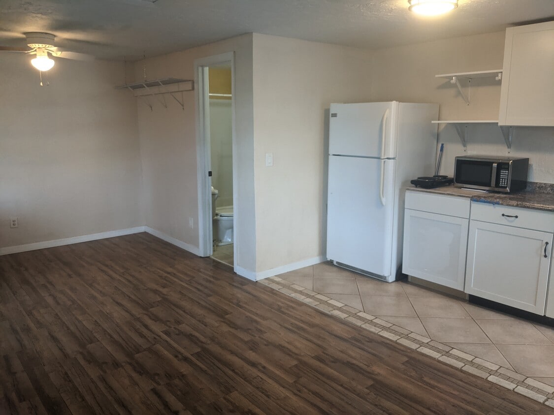 Building Photo - 406 N Osprey Ave