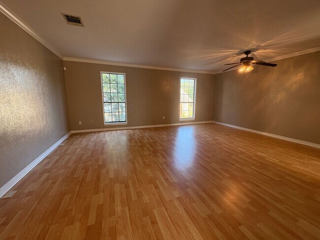 Foto del edificio - Huge 2 bedroom/2.5 bathroom Townhouse with...