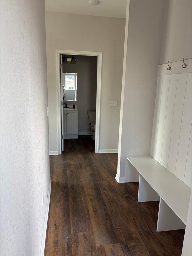 Entrada - 3125 Scotch Ln