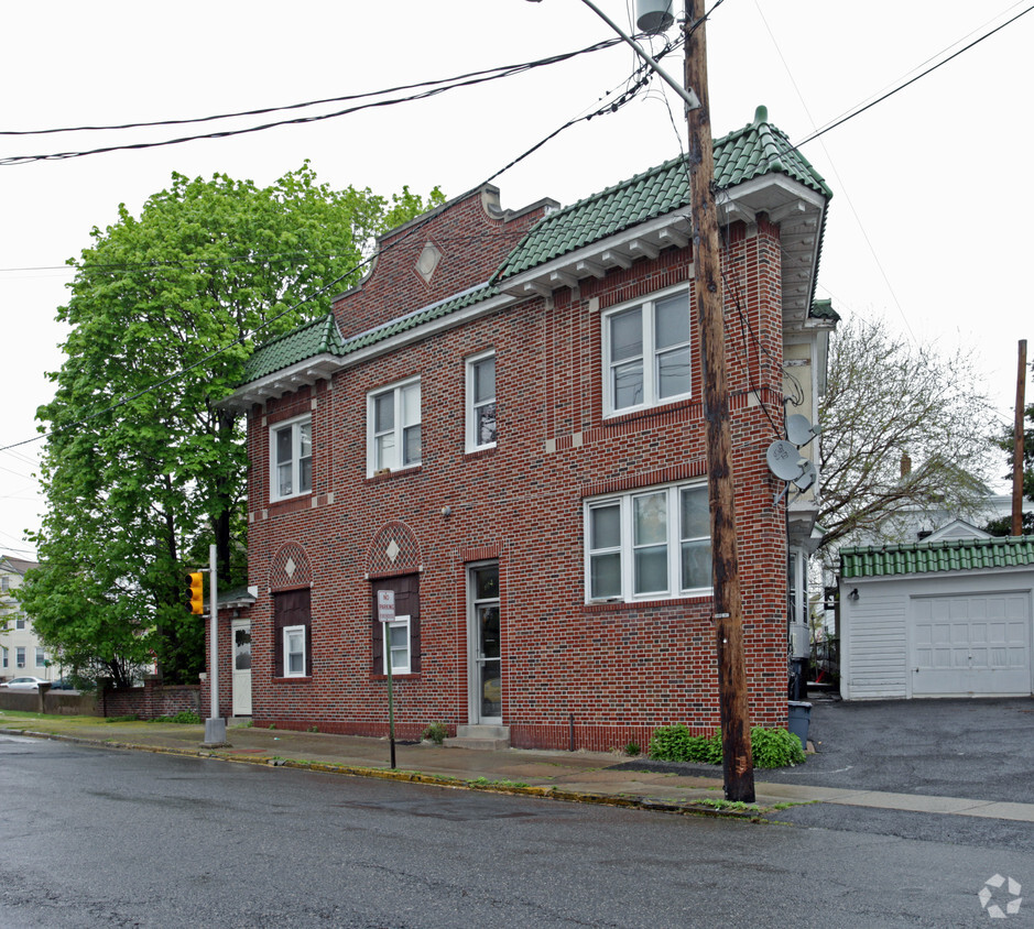 Building Photo - 104 Midland Ave