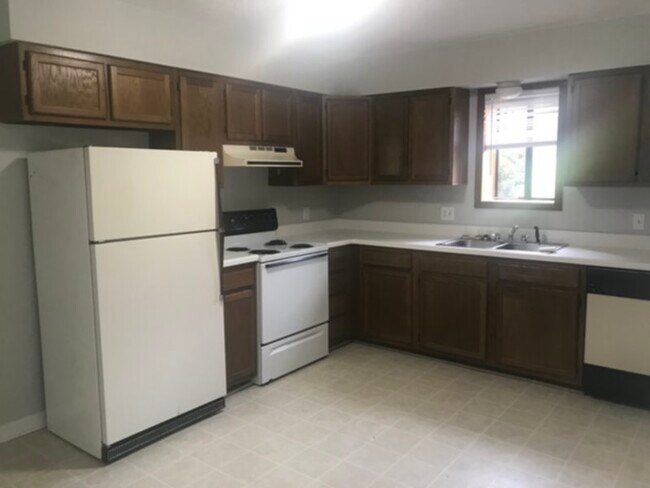 Building Photo - 1490 B Harmon Dr.  Duplex