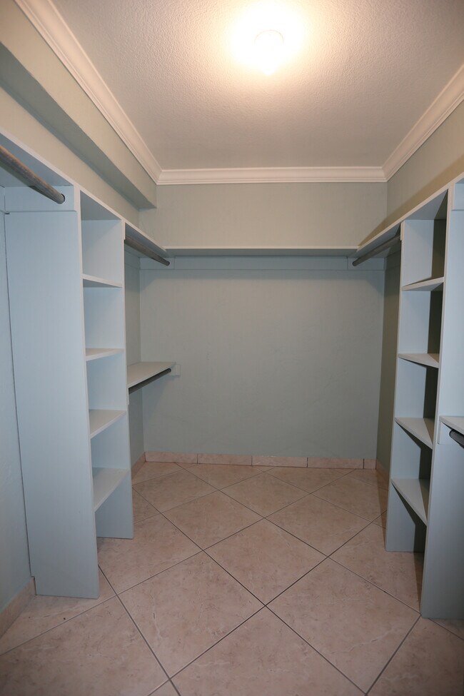 Building Photo - 900 SW 8th Ave