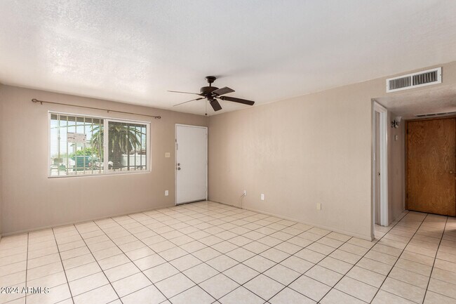 Foto del edificio - 815 E Hazel Dr