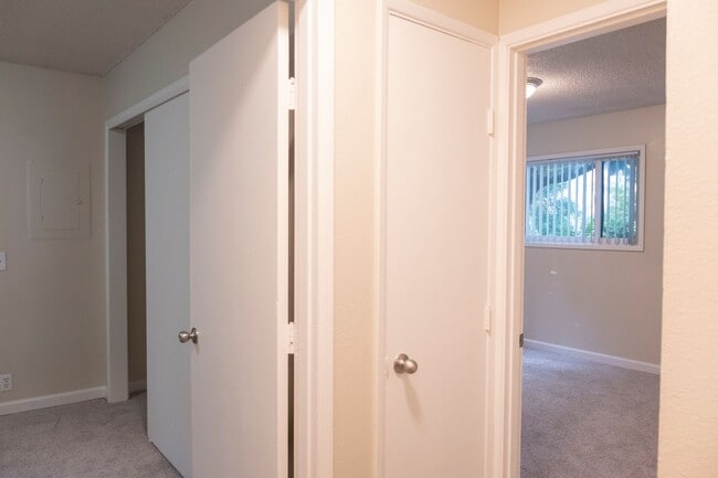 Building Photo - Classic Irvington Living in a Stylish Two-...