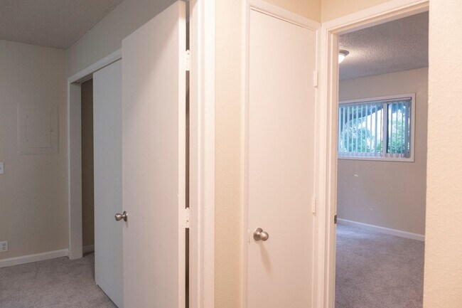 Foto del edificio - Stylish Two-Bedroom in the Heart of Irvington!