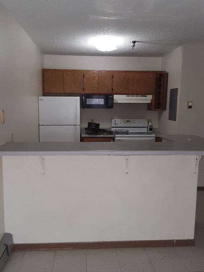 Building Photo - 5 bedroom 2 Bathroom 4 level townhome