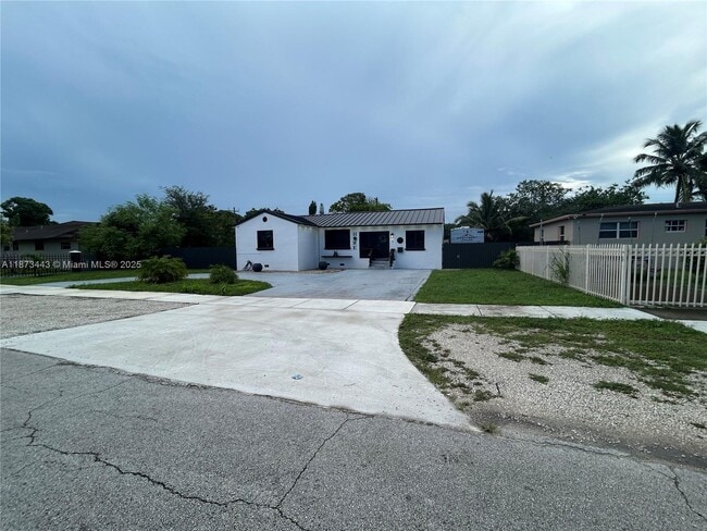 Building Photo - 1240 Peri St