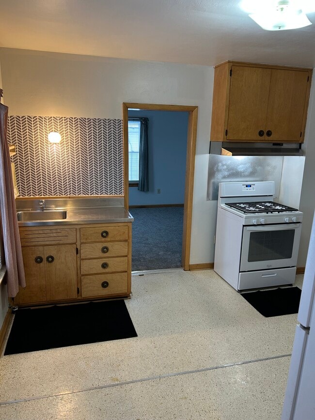 Building Photo - 826 Hess Ave