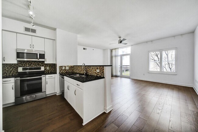 Foto del edificio - Beautiful 2 Bed 2 Bath Condo in Dilworth!