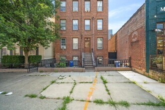 Building Photo - 14 Coles St