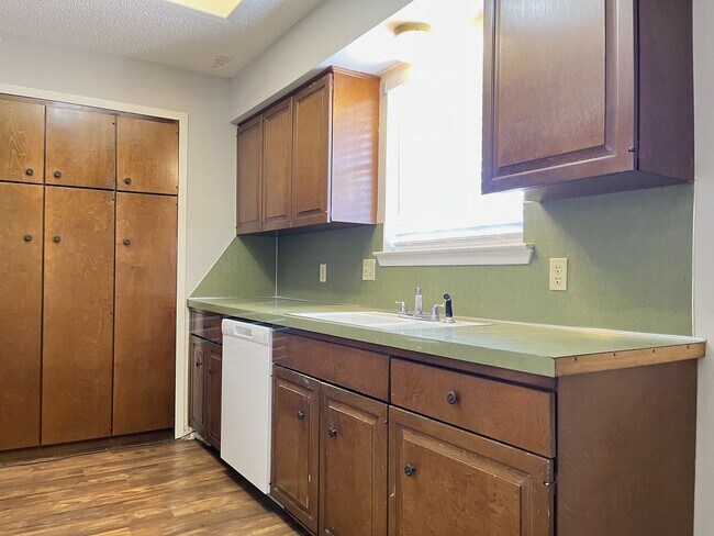 Foto del edificio - Convenient location close to shopping and Hwy 6!