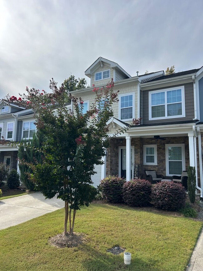 Building Photo - FIRST FLOOR MASTER BEDROOM-END UNIT-GREAT ...