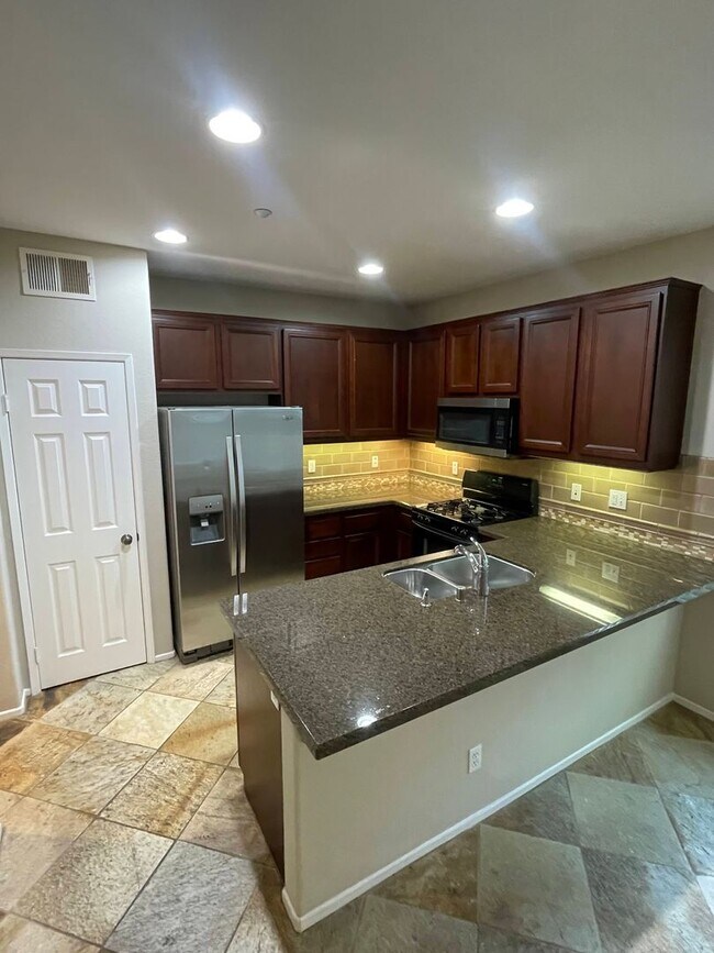 Foto del edificio - Beautiful Three Story Townhome In San Elijo Hills