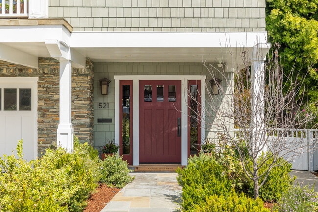 Building Photo - 521 24th Pl