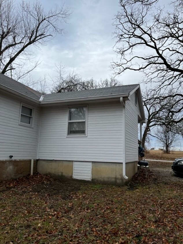 Building Photo - 1520 E Locust, Nevada, MO