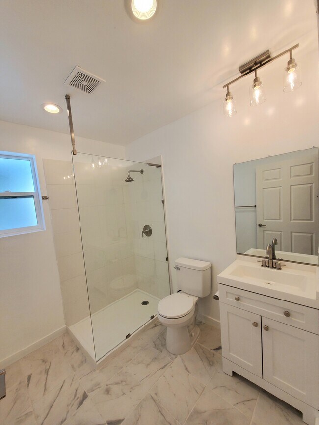 Building Photo - 618 2/5 W 87th St