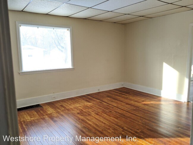 Building Photo - 332 E Larch Ave