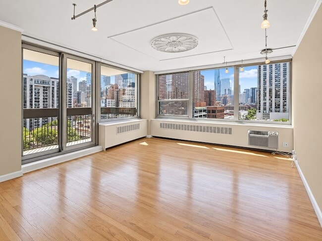 Foto del edificio - 1255 N Sandburg Terrace