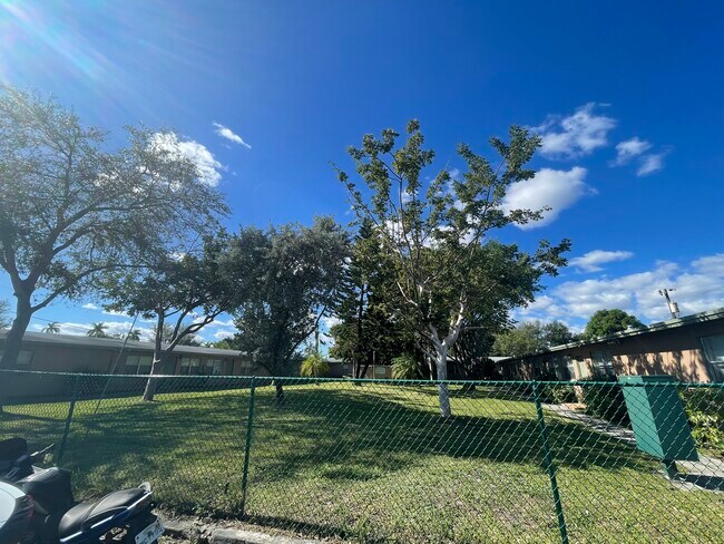 Foto del edificio - 5461 Ravenswood Rd
