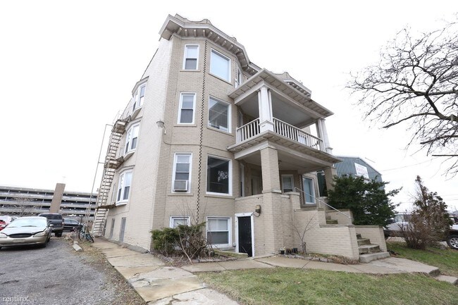 Building Photo - 447 Antoinette St
