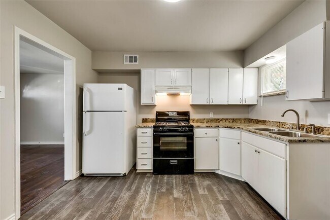 Building Photo - 202 E Kingsley Rd