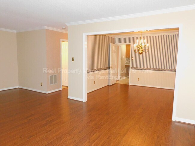 Foto del edificio - 2418 Cottage Pl