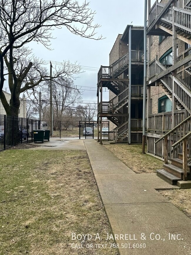 Building Photo - 212 E 57th St
