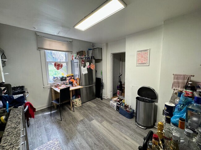 Foto del edificio - Large 5 bed 2 full bath - central air, dis...