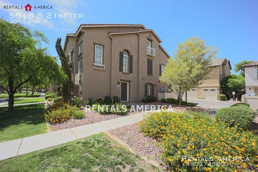 3 bedroom, 2 bath Trilevel Townhouse Condo for Rent in Phoenix, AZ