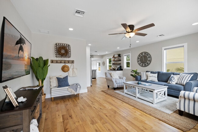 Building Photo - 1305 N Palmway