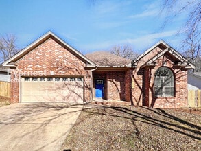Building Photo - 2411 Stoney Creek Dr