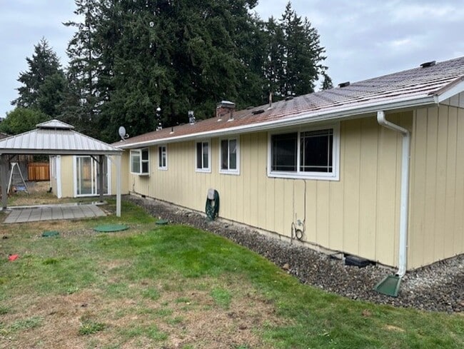 Building Photo - Beautiful Family home