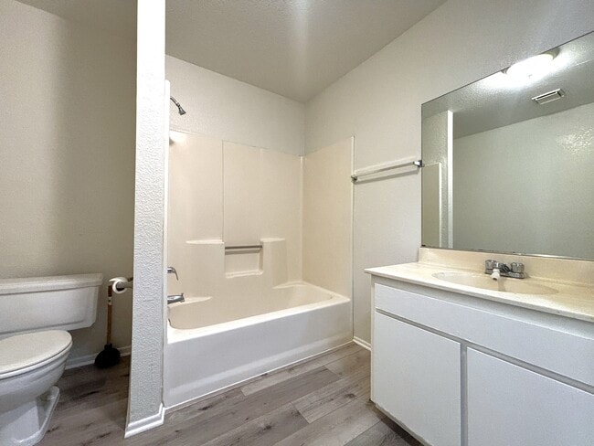 Building Photo - Apple Valley Townhomes