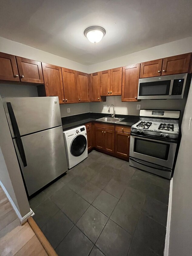 Foto principal - NEWLY AVAILABLE - RENOVATED 2 BR UNIT IN T...