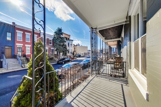 Building Photo - Spacious 3bd/2.5 bath updated townhome in ...