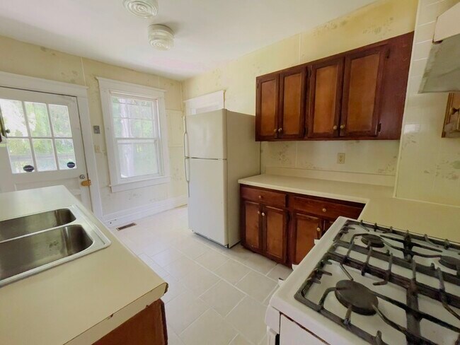 Building Photo - SPACIOUS 3 BEDROOM HOME FOR RENT IN HAMPTON