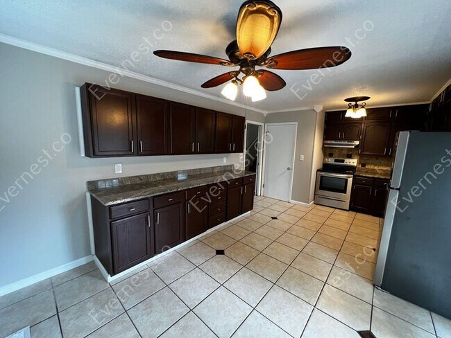 Foto del edificio - 2902 Tall Tree Ln