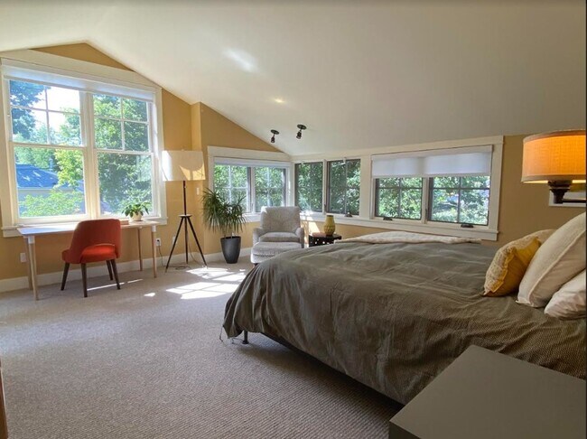 Building Photo - FULLY FURNISHED 4 BED/2.5 BATH HOME IN BOU...