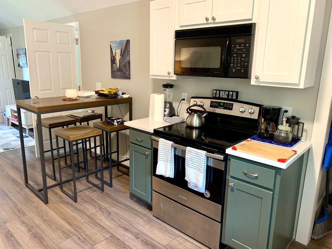 Primary Photo - Modern 1 Bedroom Upstairs Apartment in Mad...
