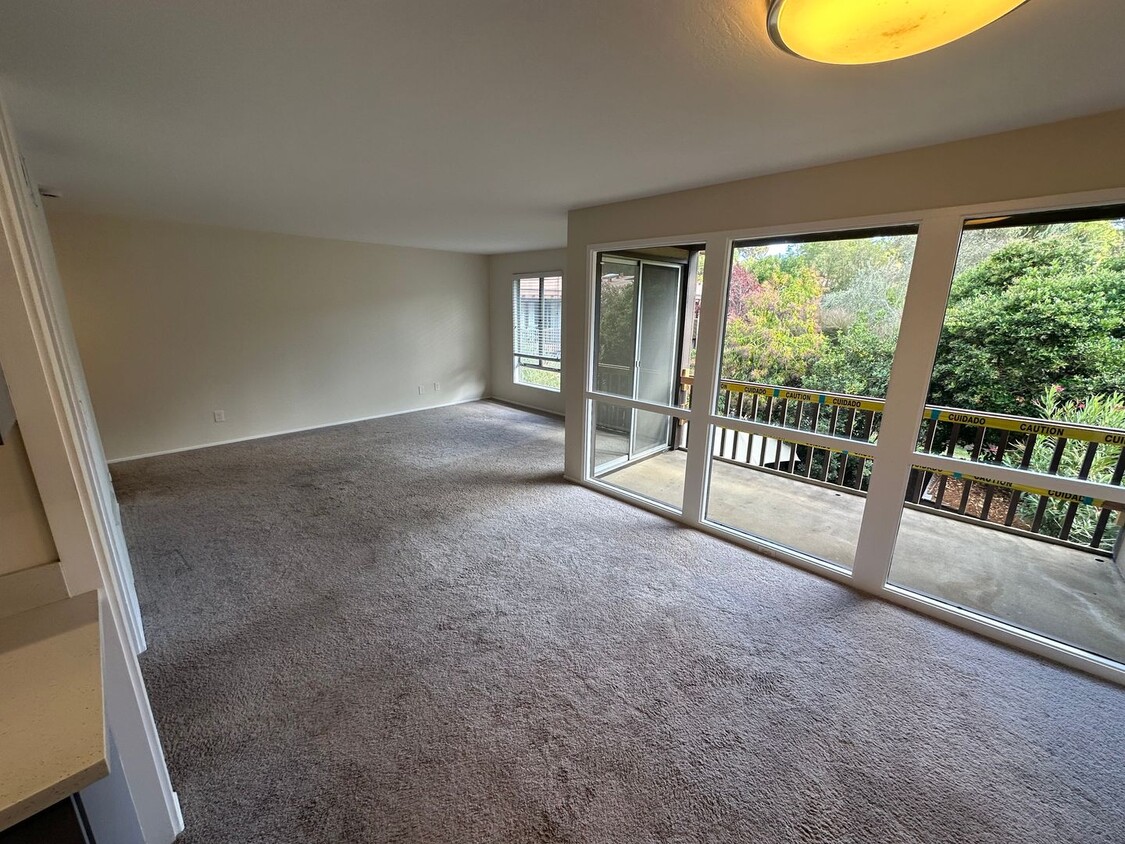 Foto principal - Beautifully Updated 2-Bedroom Unit with On...