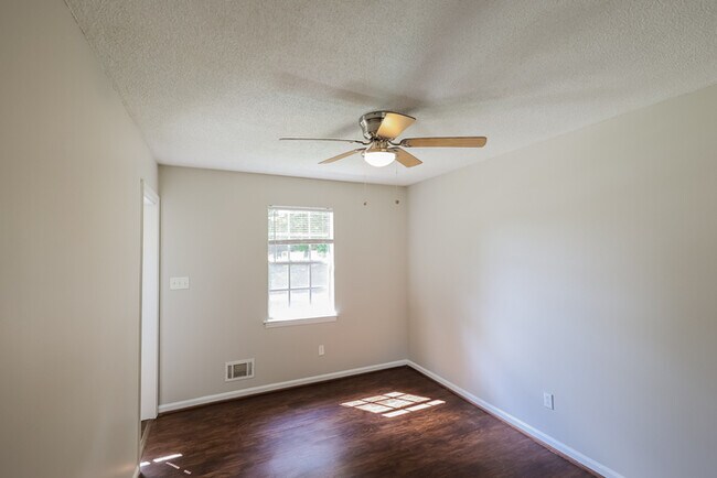 Building Photo - Spacious 4 Bedroom Home in Birmingham, AL