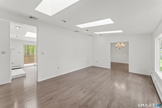 Foto del edificio - 89 Cranbury Dr