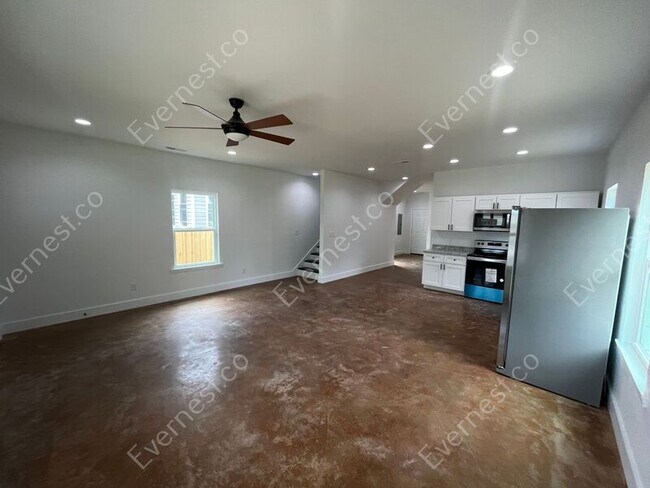 Building Photo - 404 Elm Ave