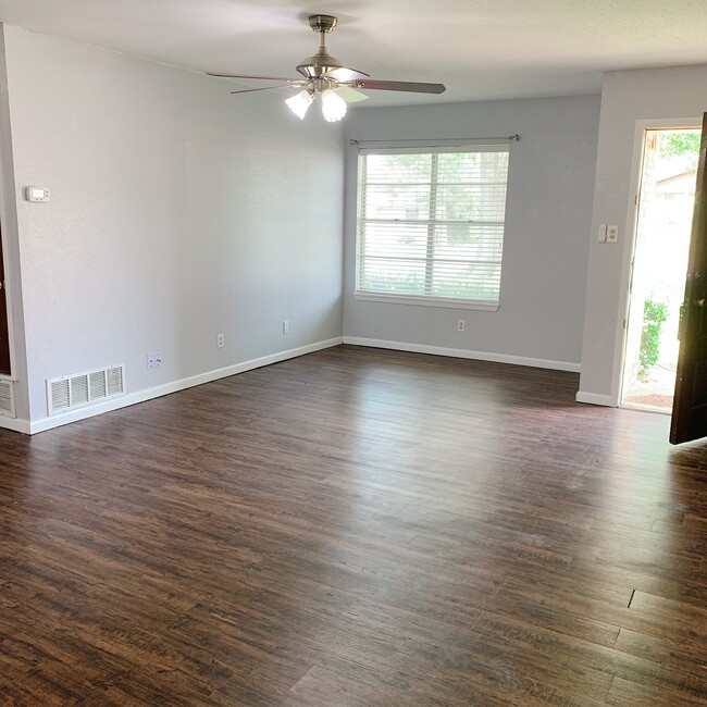 Building Photo - 2490 Briarwood Dr