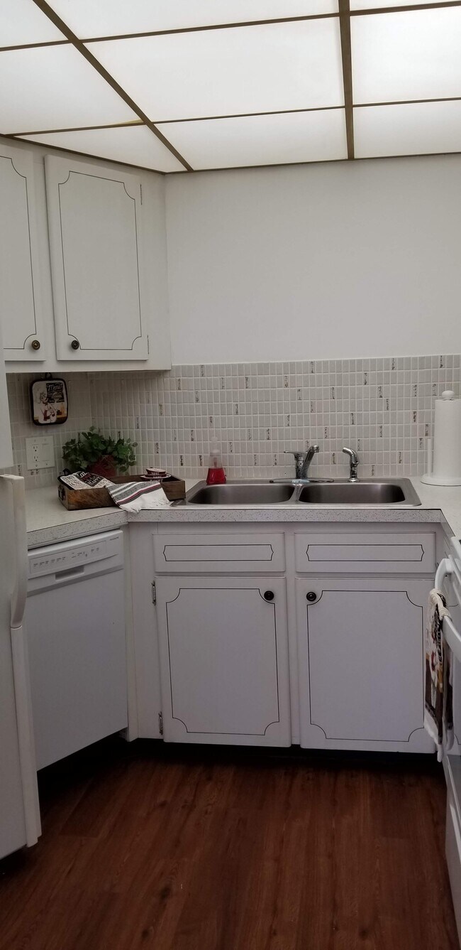 Kitchen - 1200 N Shore Dr NE