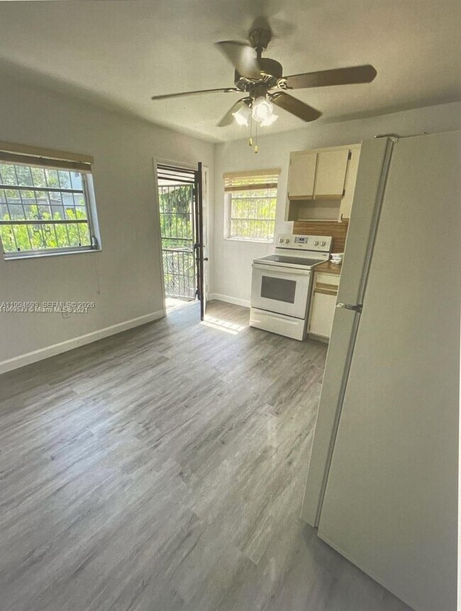 Building Photo - 2734 SW 30th Ct