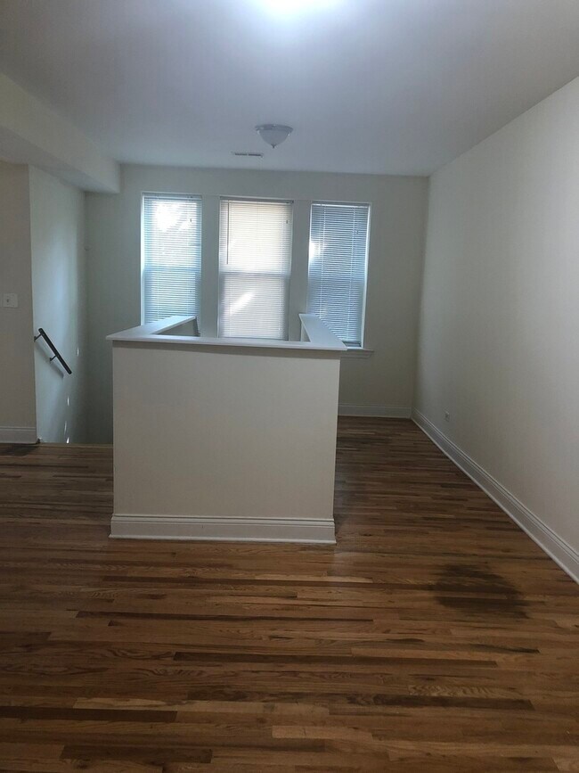 Foto del edificio - 5016 N Harding Ave