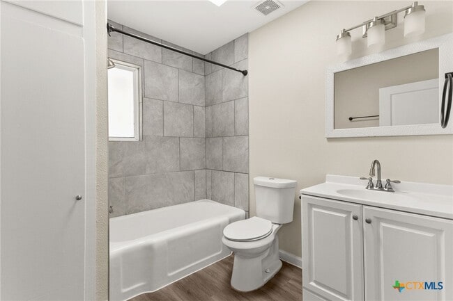 Building Photo - 214 Dallas St